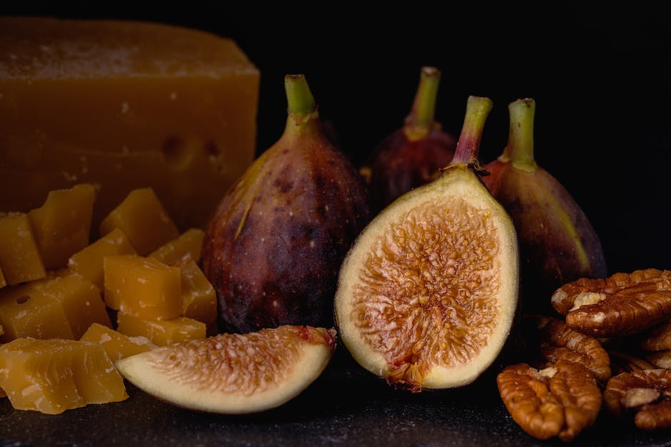 Illustration depicting the different stages of fig ripeness, from green and firm to wrinkled and plump.